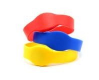 Pulseiras de silicone empilhadas em vermelho, azul e amarelo