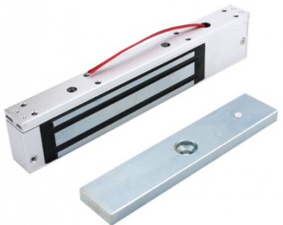 Imã eletromagnético prateado para portas com fios vermelhos e faixa metálica retangular