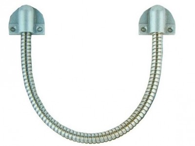 Protector de porta metálico flexível prateado com duas bases de fixação