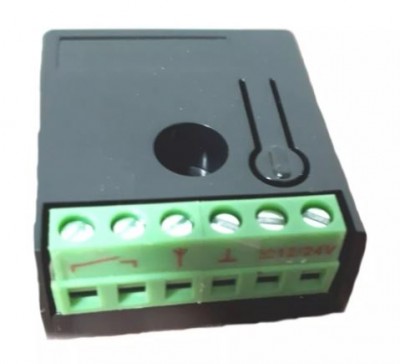 Dispositivo eletrônico compacto preto com conectores verdes e inscrições vermelhas