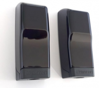 Dois dispensadores de sabão líquidos pretos com marca PROTECO em fundo branco