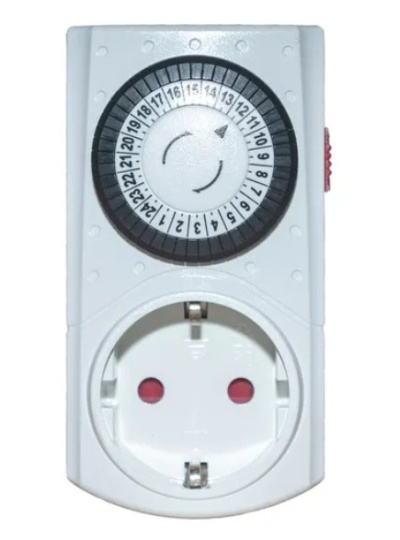 temporizador elétrico branco com dial e ficha europeia