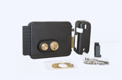 Cerrojo elétrico preto com botões dourados e acessórios sobre fundo branco