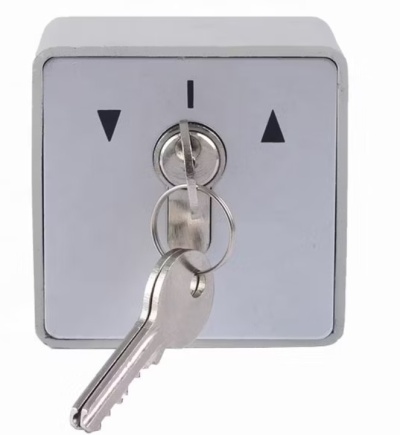 Interruptor elétrico branco com chave e símbolos de setas