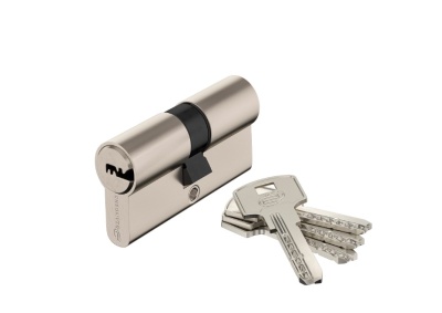 Cilindro de fechadura metálico prateado com três chaves correspondentes