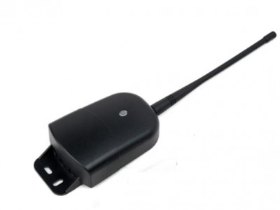 Dispositivo eletrónico preto com antena e suporte de montagem