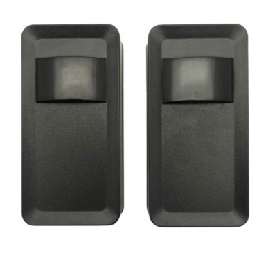 par de sensores de movimento pretos retangulares em fundo branco