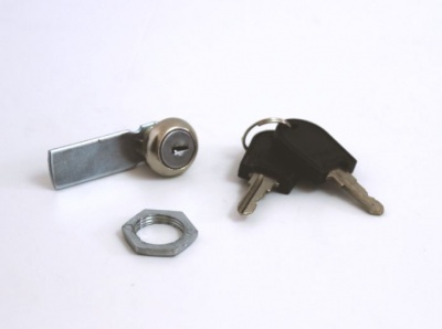 Trava de metal cromado com cilindro e duas chaves com cabeças pretas.