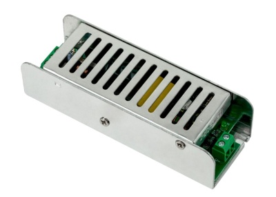 Fonte de alimentação metálica prateada com grelha e componentes eletrónicos