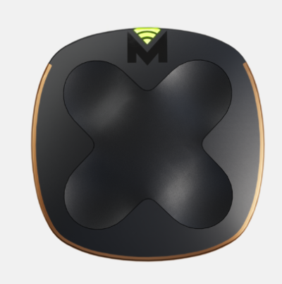 Dispositivo preto quadrado com textura e símbolo M