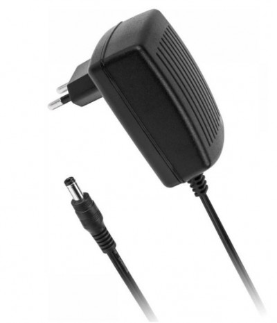 Transformador de corrente preto com plugue europeu e cabo com conector cilíndrico