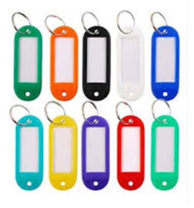 Dez porta-chaves coloridos com etiquetas brancas