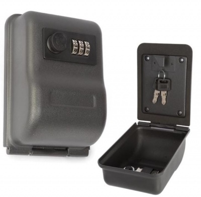 Chaveiro de parede preto com fechadura de combinação e duas chaves.