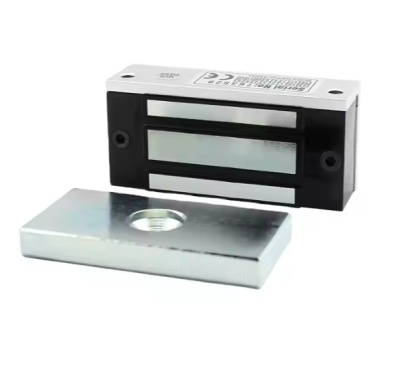 Dispositivo elétrico retangular preto com partes metálicas prateadas e peça metálica adicional