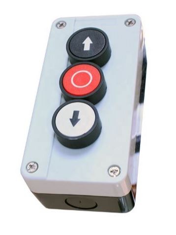 Interruptor elétrico com três botões redondos em caixa branca