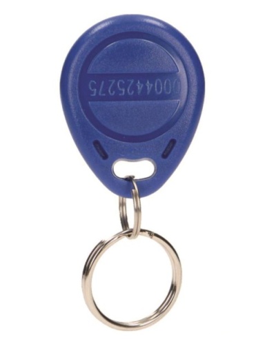Chaveiro plástico azul com anel metálico prateado