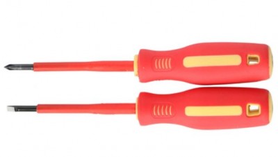 Duas chaves de fendas isoladas vermelhas com cabo amarelo em fundo branco