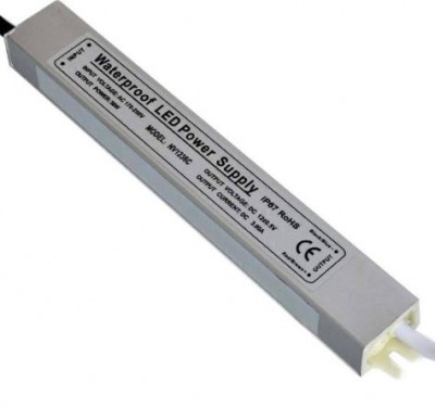 Fonte de alimentação LED retangular cinza com etiqueta branca e texto, cabo branco