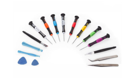 Conjunto de ferramentas para electrónica com várias chaves de fendas coloridas, pinças, espátulas e peças plásticas azuis