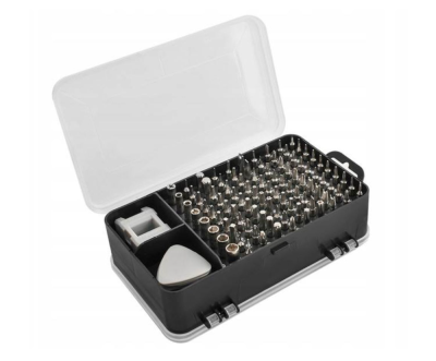 Conjunto de ferramentas com pontas metálicas e adaptadores numa caixa preta com tampa transparente