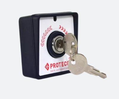 Interruptor de chave quadrado para portão com chave inserida e pendurada