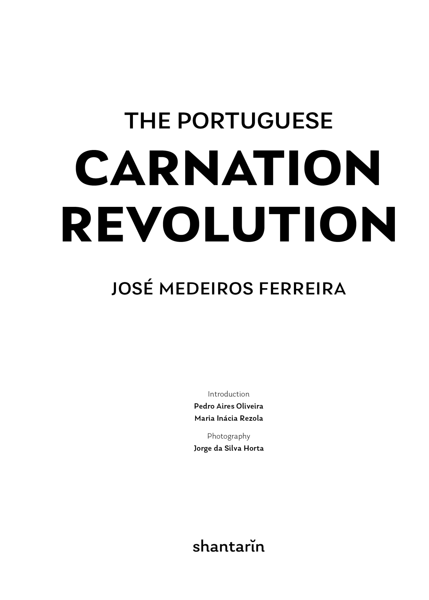 The Portuguese Carnation Revolution. Historical Essay Capa de livro branca com texto preto sobre a Revolução dos Cravos