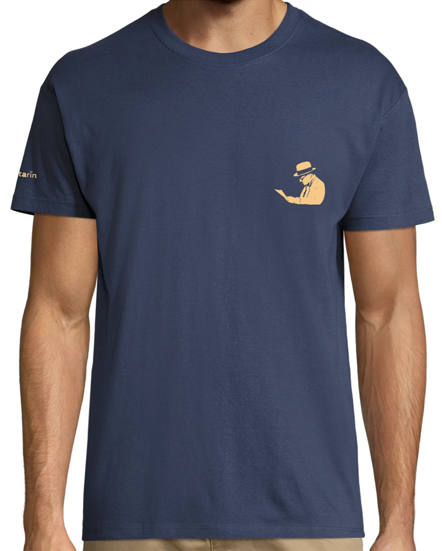 T-shirt Fernando Pessoa – Bio Cotton, Navy Blue Camiseta azul escura com impressão amarela e texto Sapiens no braço