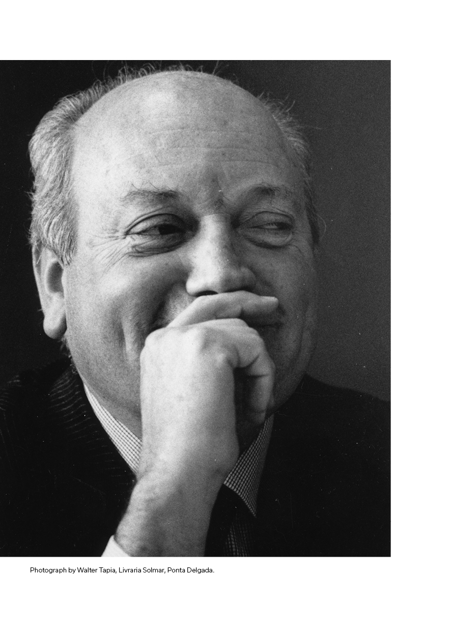 The Portuguese Carnation Revolution. Historical Essay Retrato preto e branco de homem idoso com mão na boca