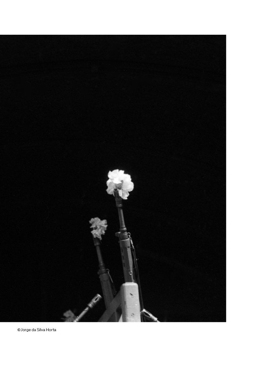 The Portuguese Carnation Revolution. Historical Essay Três canhões marítimos a disparar contra fundo negro