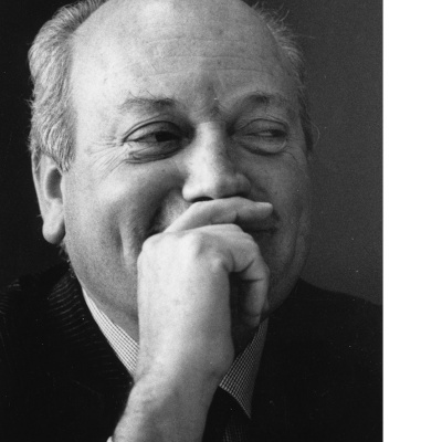 Retrato preto e branco de homem idoso com mão na boca