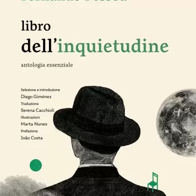 Book cover with black and white illustration of man in suit and hat, green chair, green circle, moon, and text in Italian.