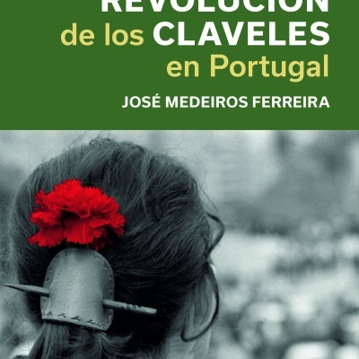 Capa de livro com texto e fotografia de pessoa com flor vermelha no cabelo