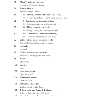 Página de livro com texto em português e inglês