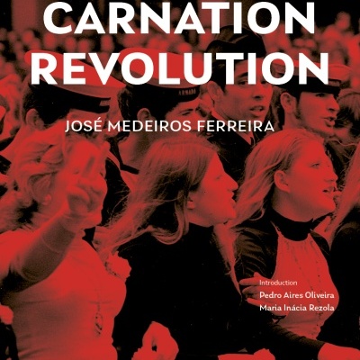 Capa de livro THE PORTUGUESE CARNATION REVOLUTION com imagem de grupo de pessoas ao fundo.