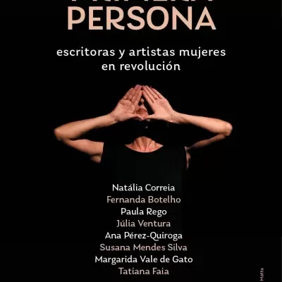 Book cover with title PRIMERA PERSONA and an image of a person holding hands in a triangle shape over face