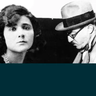 Fotografia a preto e branco de duas pessoas, mulher com cabelo ondulado e colar de pérolas, homem com chapéu e óculos