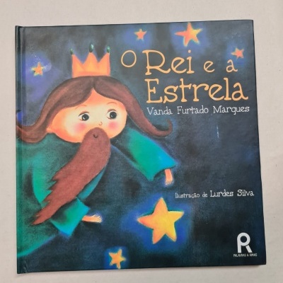 Capa de livro infantil 'O Rei e a Estrela' com ilustração de personagem com coroa, barba e estrelas encostado sobre fundo azul escuro