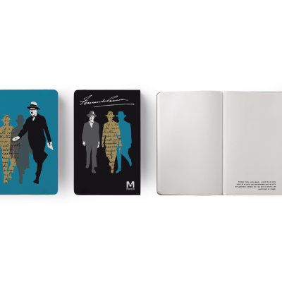 Conjunto de quatro cadernos com capas ilustradas e texto, sobre fundo branco.