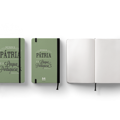 Três cadernos verdes com frase na capa e um aberto mostrando páginas em branco