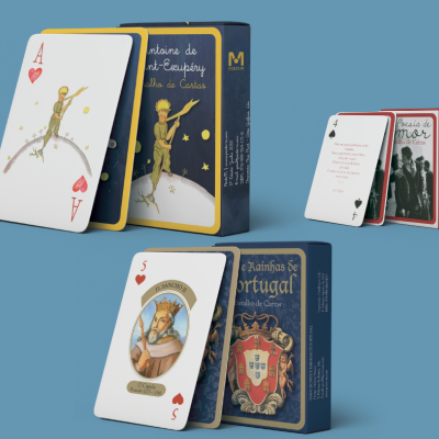 Caixas coloridas de baralhos temáticos com cartas ilustradas