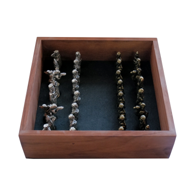 Tabuleiro de xadrez de madeira com peças metálicas cinza prateadas e bronzeadas