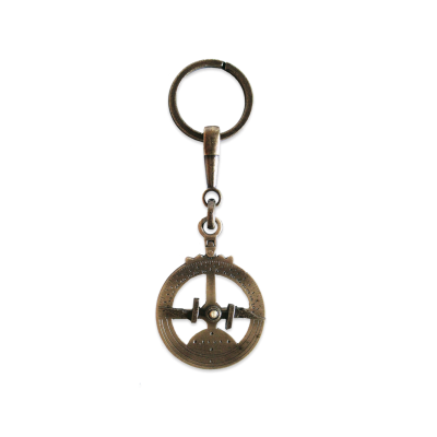 Chaveiro metálico redondo com detalhes esféricos em bronze envelhecido