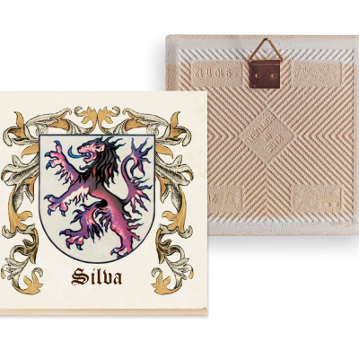 Dois azulejos decorativos quadrados, um com brasão colorido e texto Silva, outro com padrão geométrico e texto em relevo