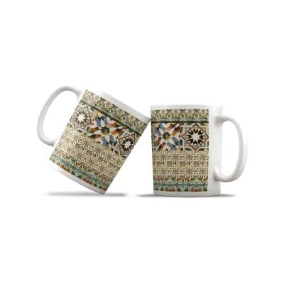 Duas canecas brancas com padrão de azulejos coloridos tradicionais