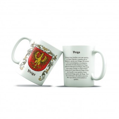 Duas canecas brancas com brasão e texto sobre o apelido Vega em fundo branco.