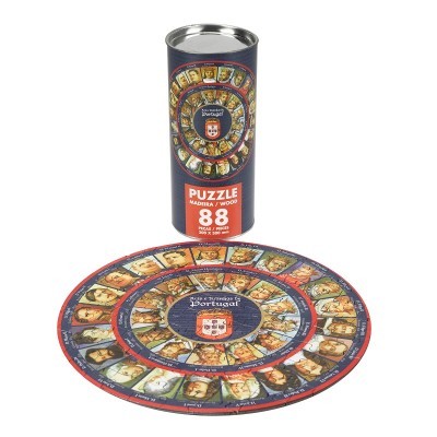 Puzzle circular de madeira com figuras históricas portuguesas e embalagem cilíndrica azul e vermelha