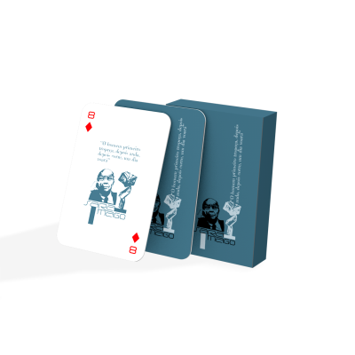 Baralho de cartas azul-escuro com carta do 8 de ouros e ilustração de homem com texto em espanhol.