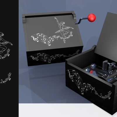 Caixa de música preta com desenhos de bailarinas e notas musicais brancas, manivela vermelha