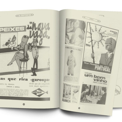 Livro aberto com anúncios vintage em preto e branco e imagens publicitárias de 1965