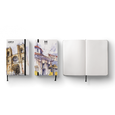 Três cadernos Moleskine, dois com capas ilustradas e um aberto com páginas em branco
